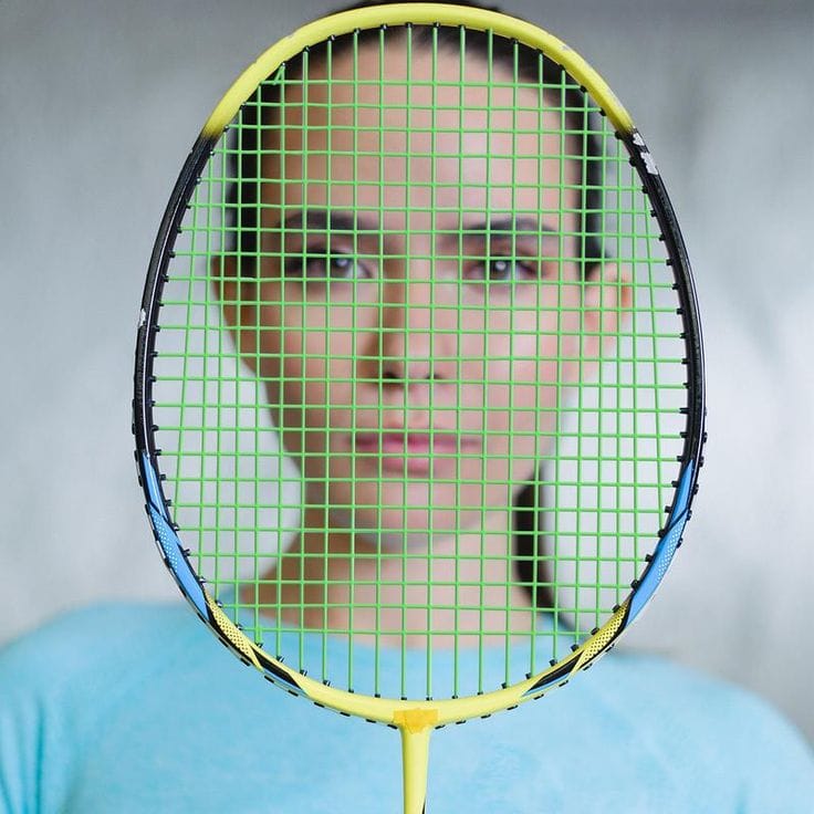 Frau, die die Bespannung eines Badmintonschlägers zeigt