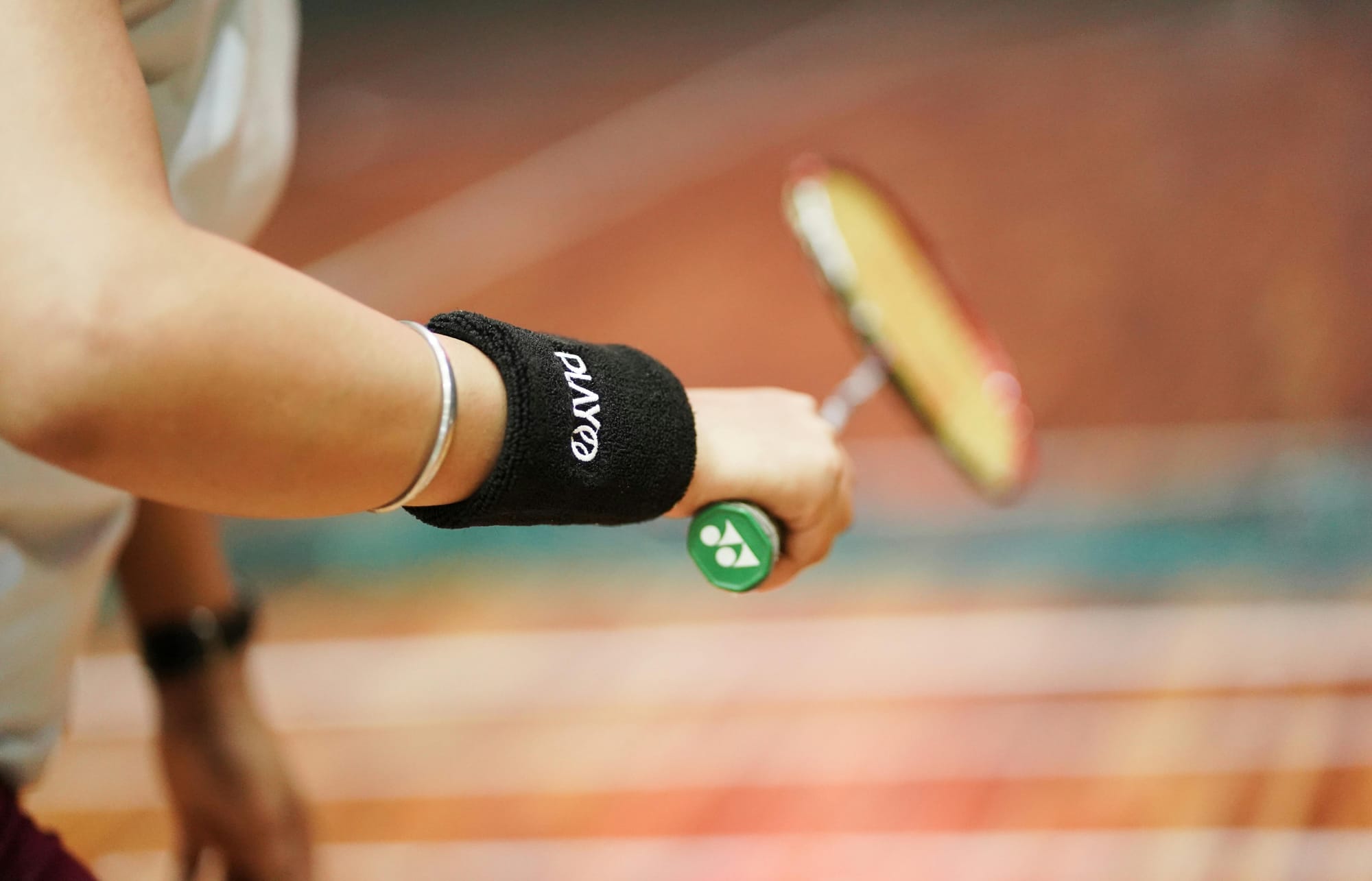 Nahes Bild, wie jemand einen Badmintonschläger hält