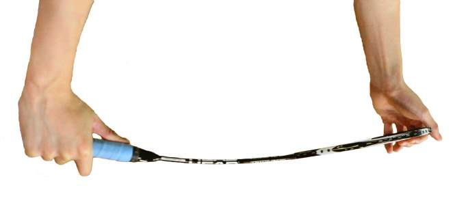 Badmintonschläger, der gebogen wird, um die Flexibilität zu demonstrieren