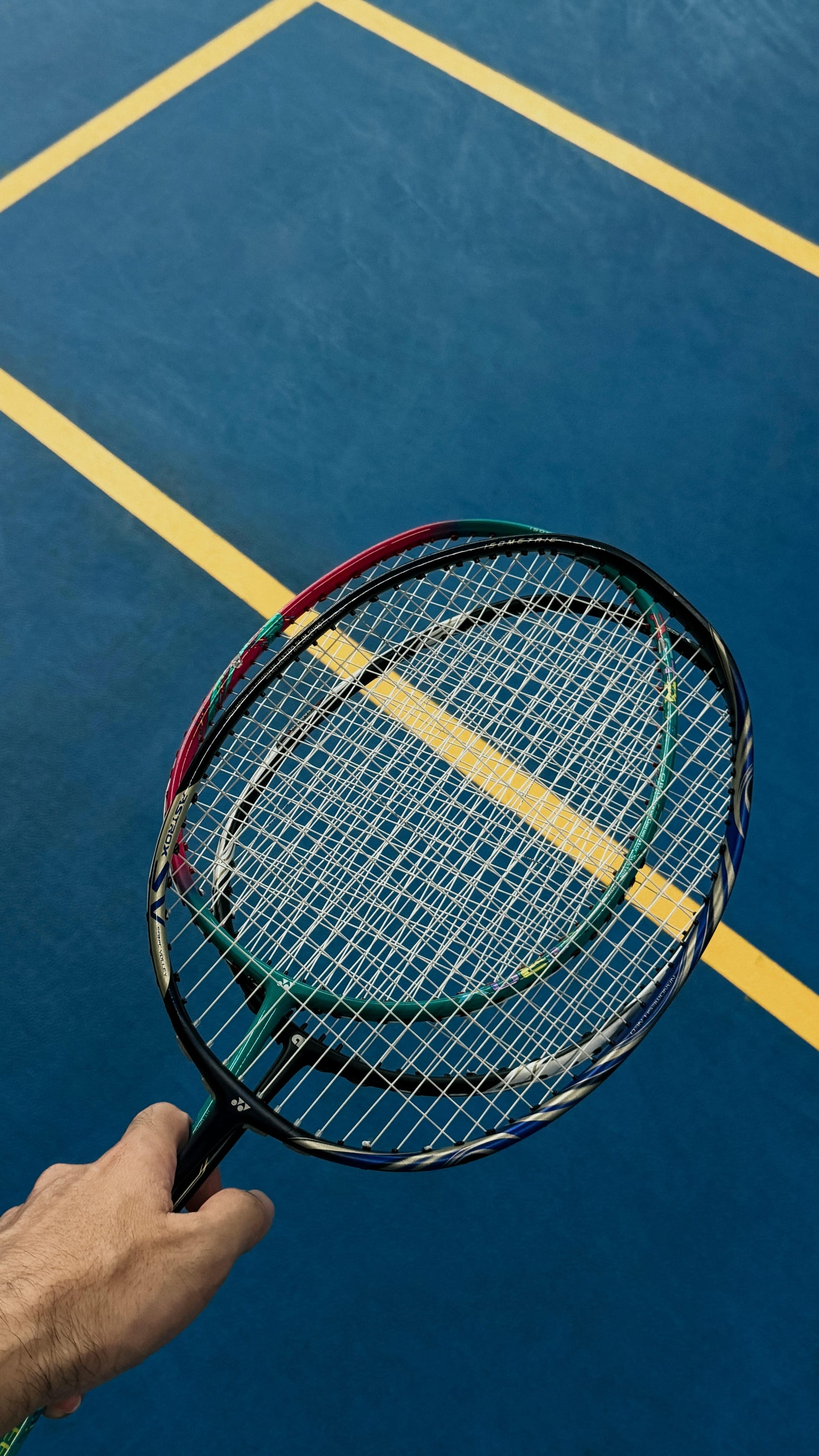 Drei Badmintonschläger, die in der Hand gehalten werden