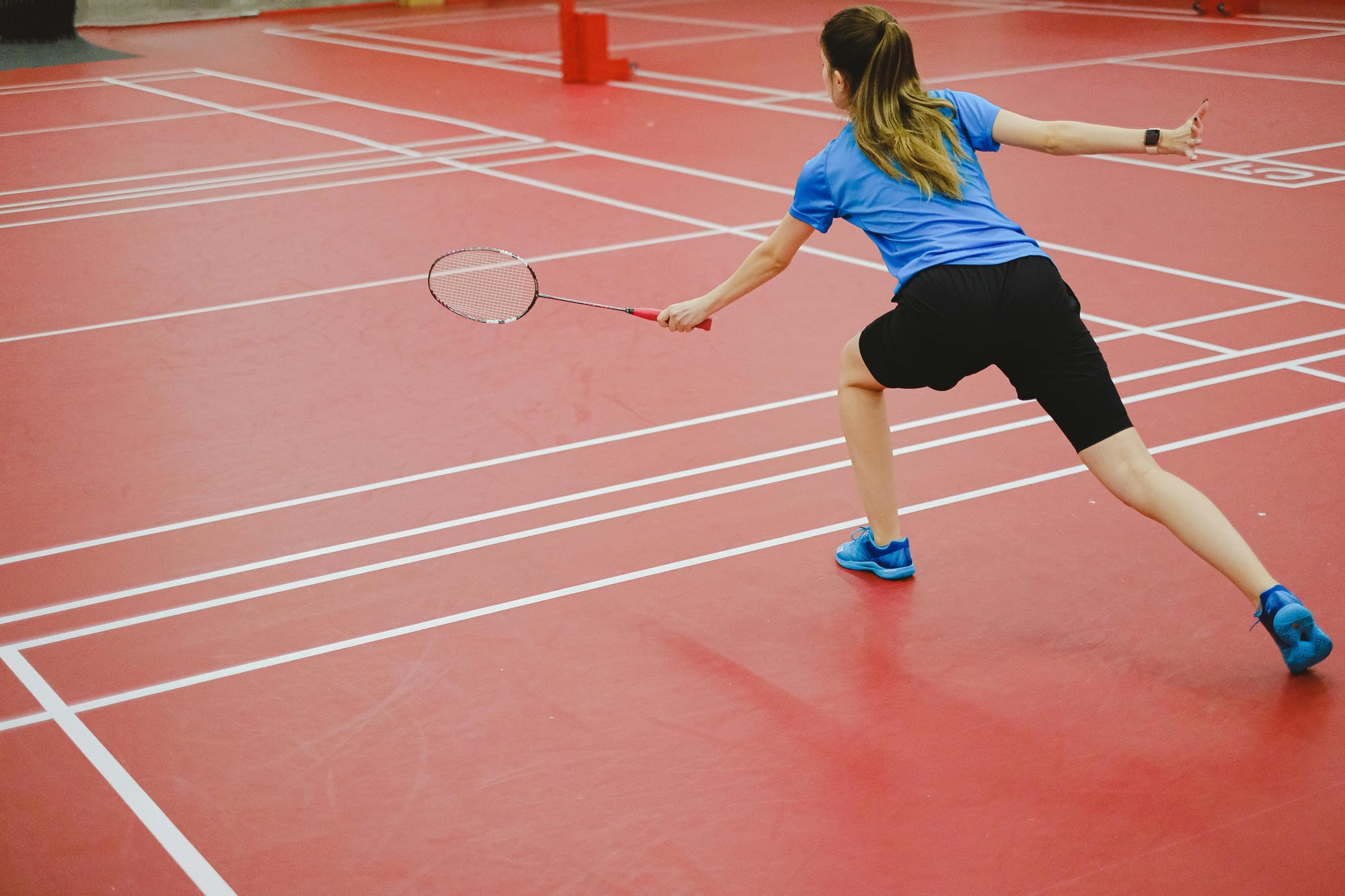 Frau, die Badminton spielt