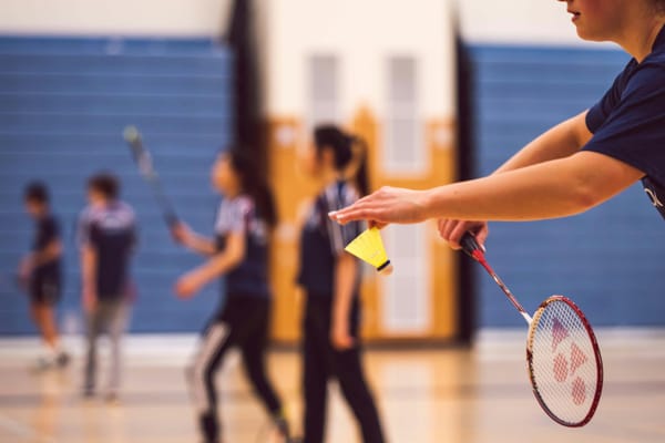Badminton Aufschlag