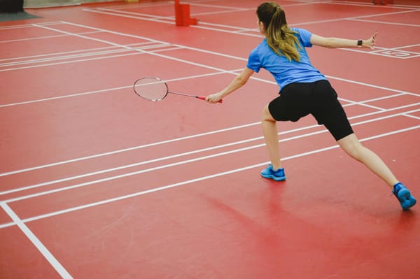 Frau, die Badminton spielt